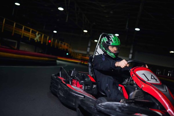 Réservez vos sessions de Karting électrique indoor sur la plus grande piste