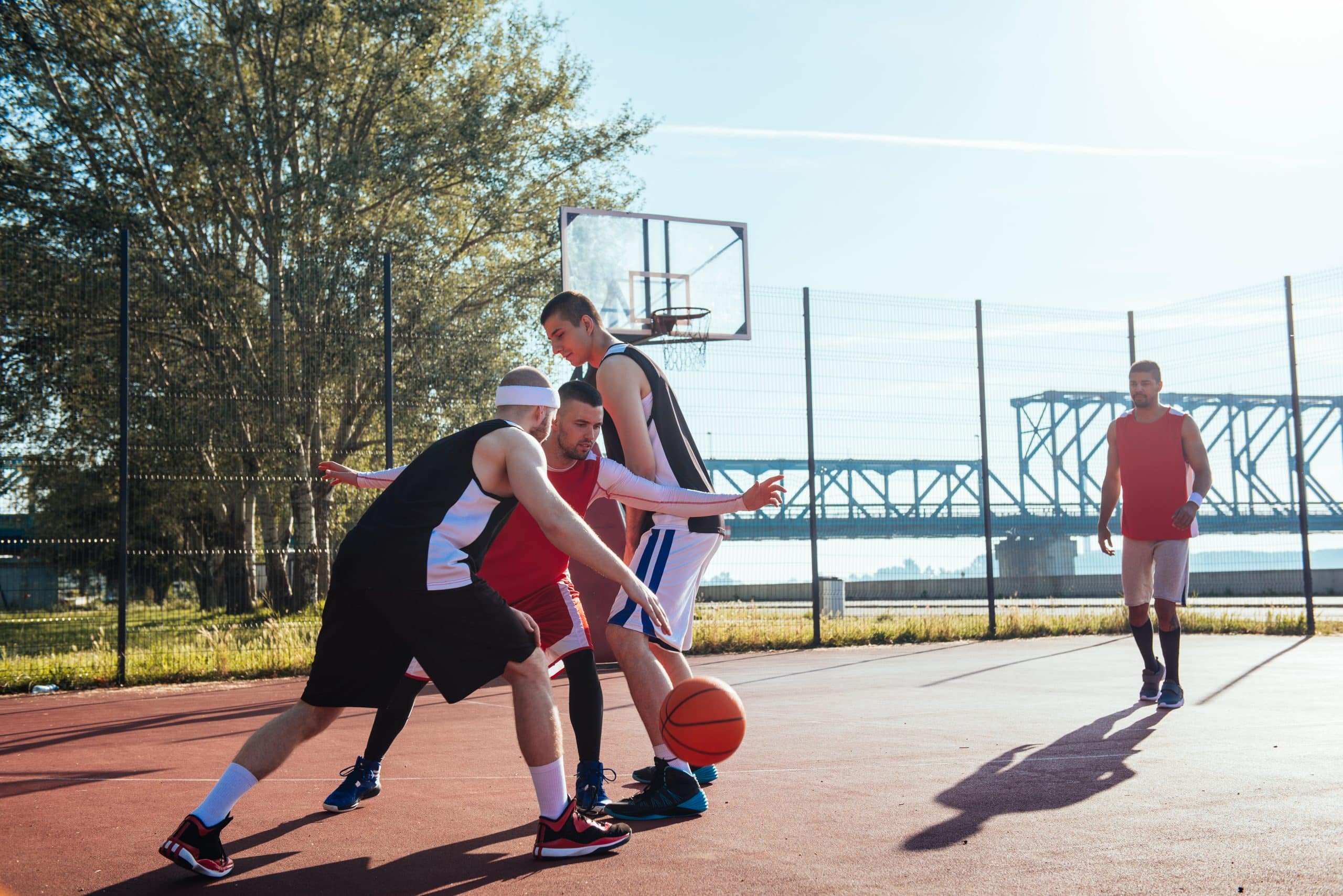 Comment bien utiliser le dribble entre les jambes en basket