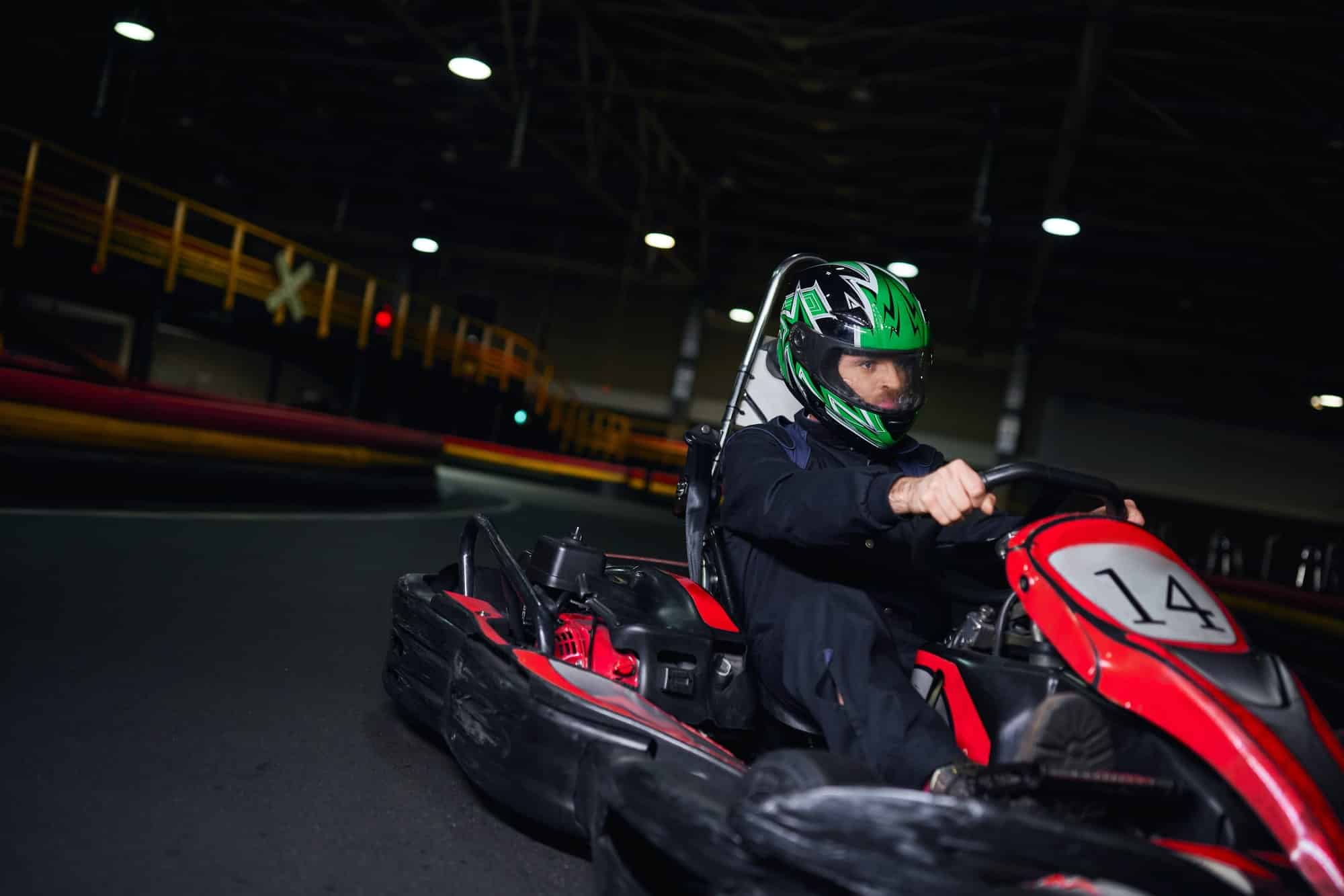 Réservez vos sessions de Karting électrique indoor sur la plus grande piste